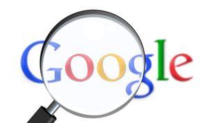 Le logo de google grossi à la loupe pour illustrer les campagnes SEA