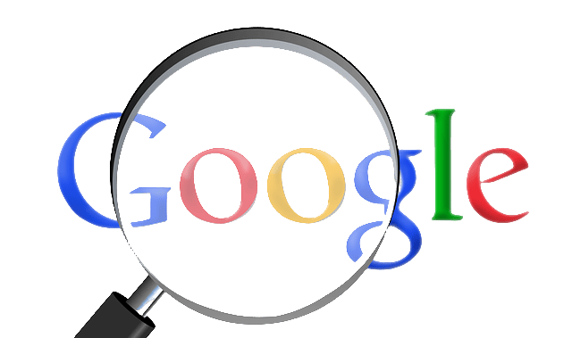 Logo de Google grossit à la loupe pour illustrer l'importance du SEO et SEA